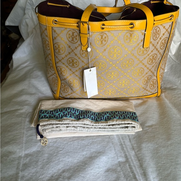 Tory Burch pre-loved like new bag with tags in great condition. Dustbag included - Picture 2 of 7